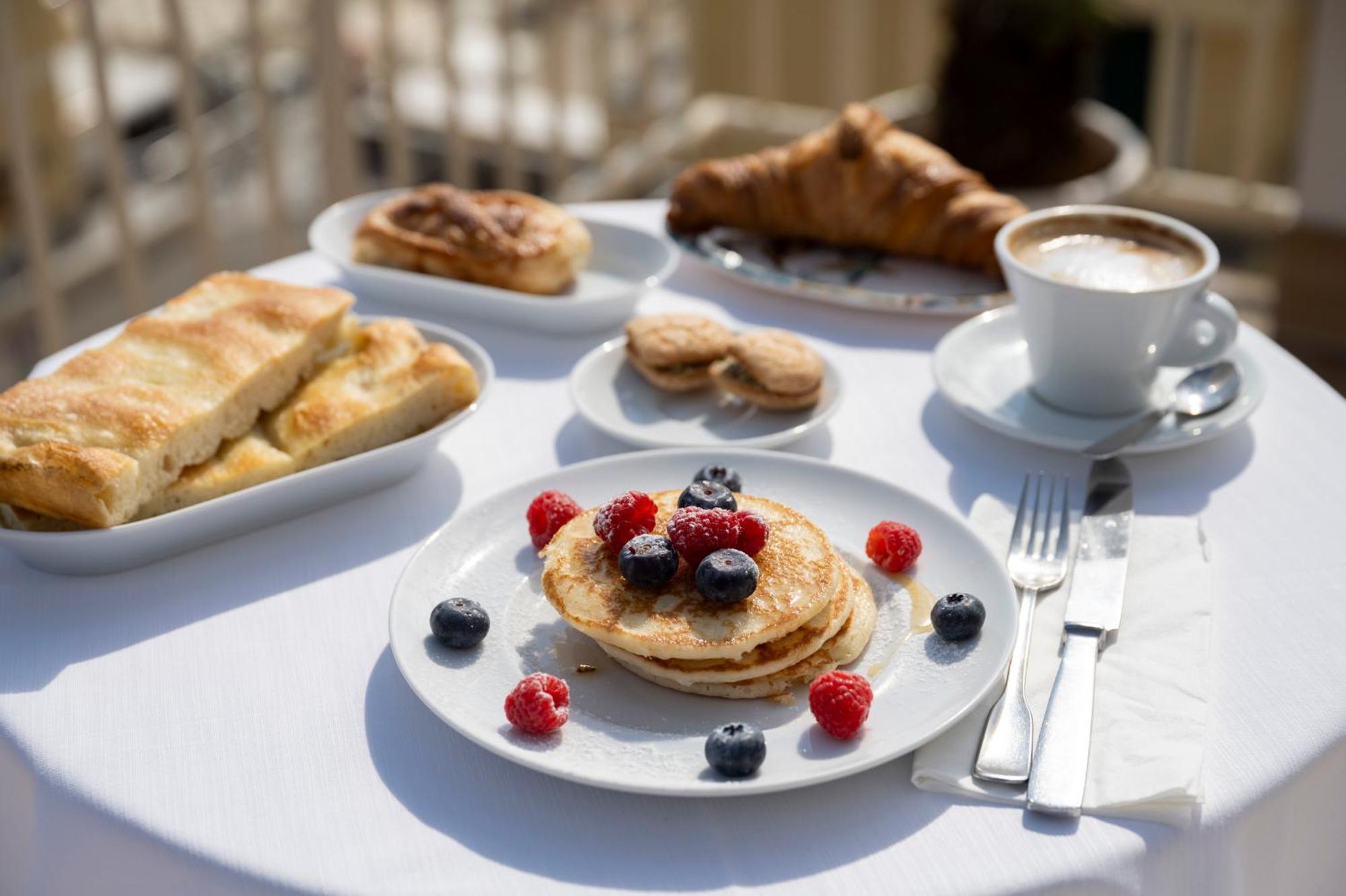 Hotel Continental Pietra Ligure Dış mekan fotoğraf