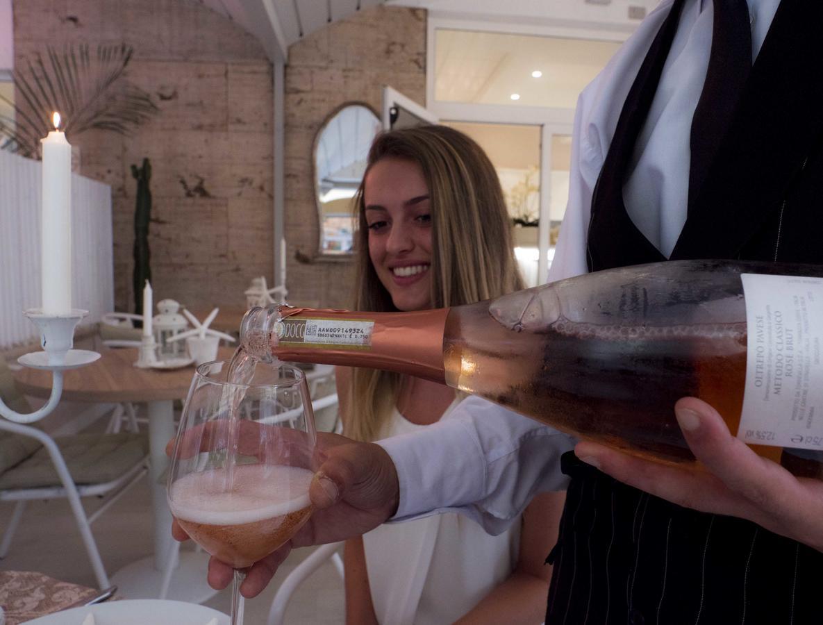 Hotel Continental Pietra Ligure Dış mekan fotoğraf
