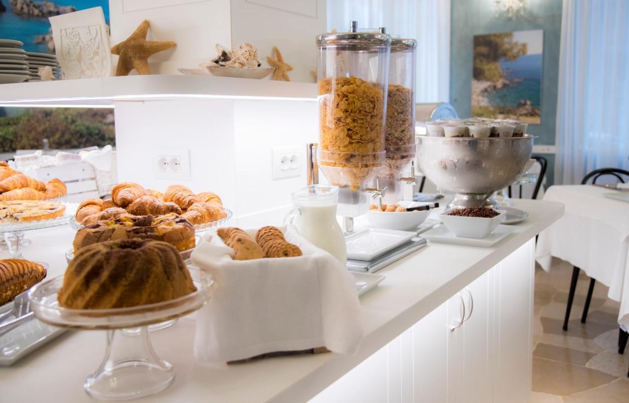 Hotel Continental Pietra Ligure Dış mekan fotoğraf